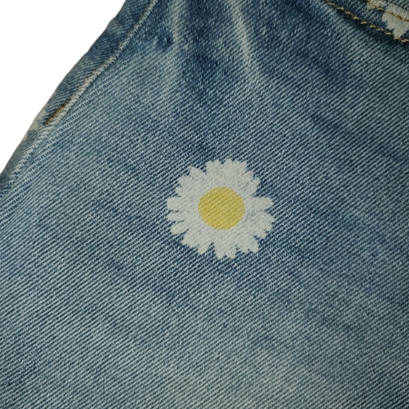 Material Girl NWT Junior's Frayed Hem Sunflower Design Denim Short Shorts 899 - Picture 4 of 5